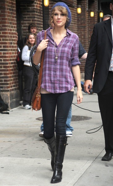 Taylor Swift in a hat