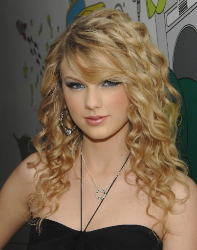 Taylor Swift's long romantic curls