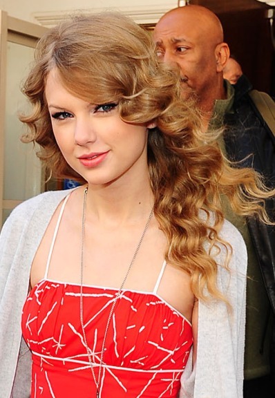 taylor swift bangs hair. makeup taylor swift bangs