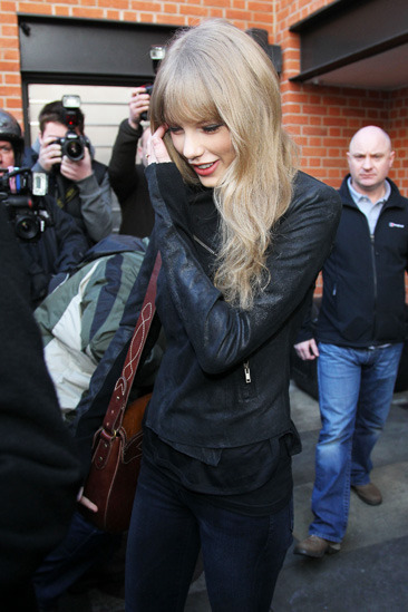 Taylor Swift leaves her hotel in London