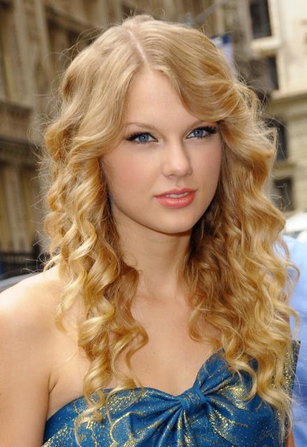 Taylor Swift Curls For Medium Hair. Taylor Swift#39;s Soft Curls