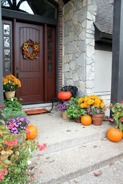 Mixing flowers and gourds 