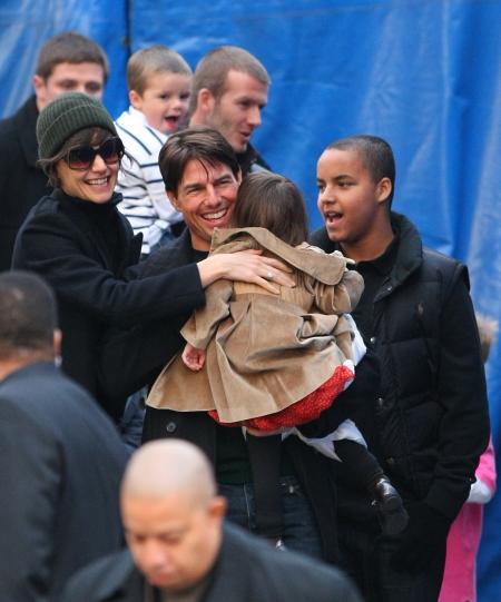 Tom Cruise holds daughter Suri