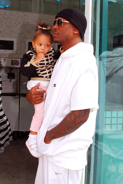 Tyrese getting frozen yogurt with his daughter. PHOTO CREDIT: WENN.com