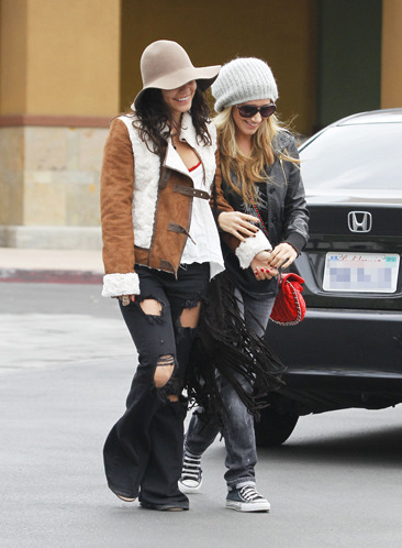 Vanessa Hudgens &amp; Ashley Tisdale shop together