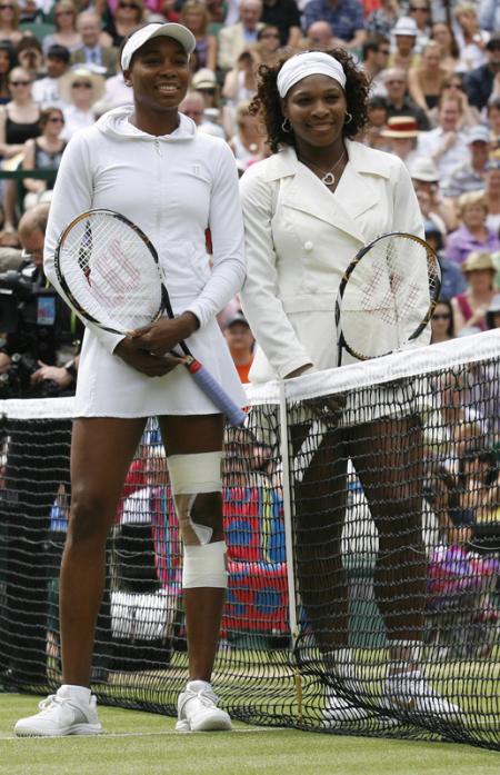 Williams Sisters Pose at Center Court