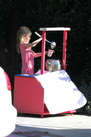 Violet Affleck selling lemonade outside the Afflecks' house
