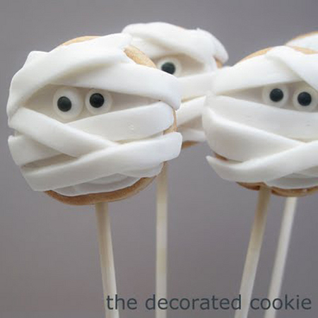 Mummy cookie pops