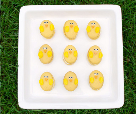 Yellow chick macaron 