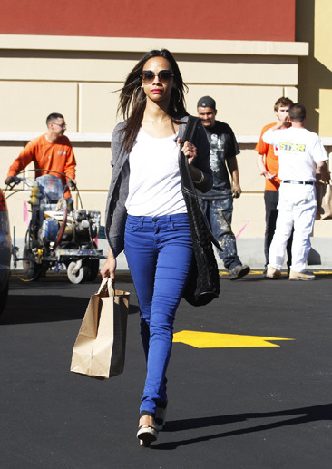 Zoe Saldana leaves a grocery store in blue skinny jeans