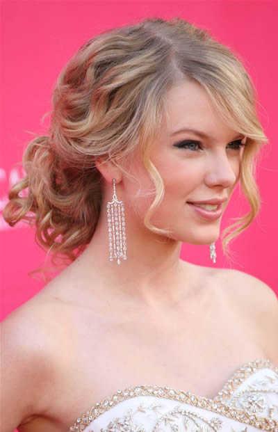 taylor swift hair. Taylor Swift#39;s Curly Hair