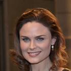 Emily Deschanel?s layered shoulder length hairstyle