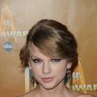 Taylor Swift’s wavy, blonde updo