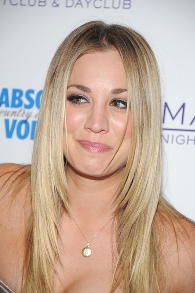 Kaley Cuoco flatters her round face with lots of layers in her hair