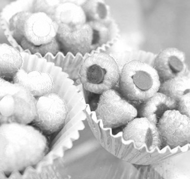 Chocolate-stuffed raspberries