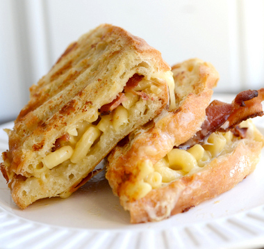 Bacon mac and cheese grilled cheese