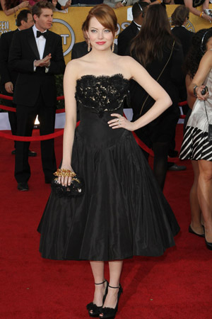 Emma Stone Shows Off Her Tiny Waist In Cinched, Elegant White Louis Vuitton  Gown In Rare Red Carpet Appearance - SHEfinds