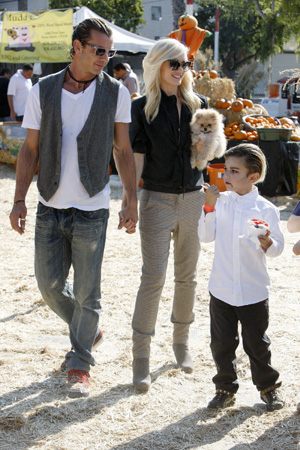Gwen Stefani, Gavid Rossdale and Kingston at pumpkin patch