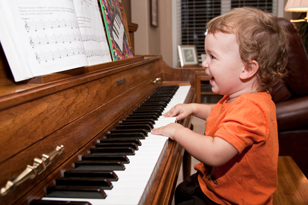Toddler playing piano | Sheknows.com
