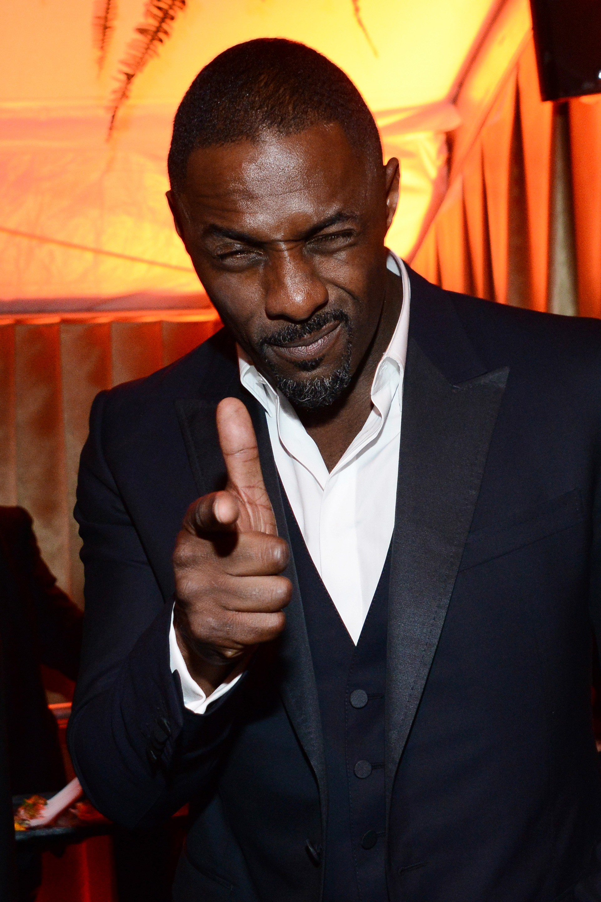 Idris elba pointing | Sheknows.com