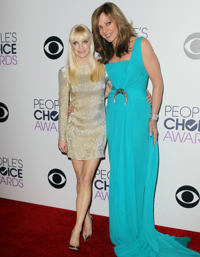 Anna Faris' legs looked smokin' hot at the People's Choice Awards (PHOTOS)