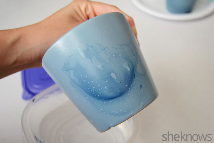 How to make a DIY watercolor flowerpot using nail polish and water